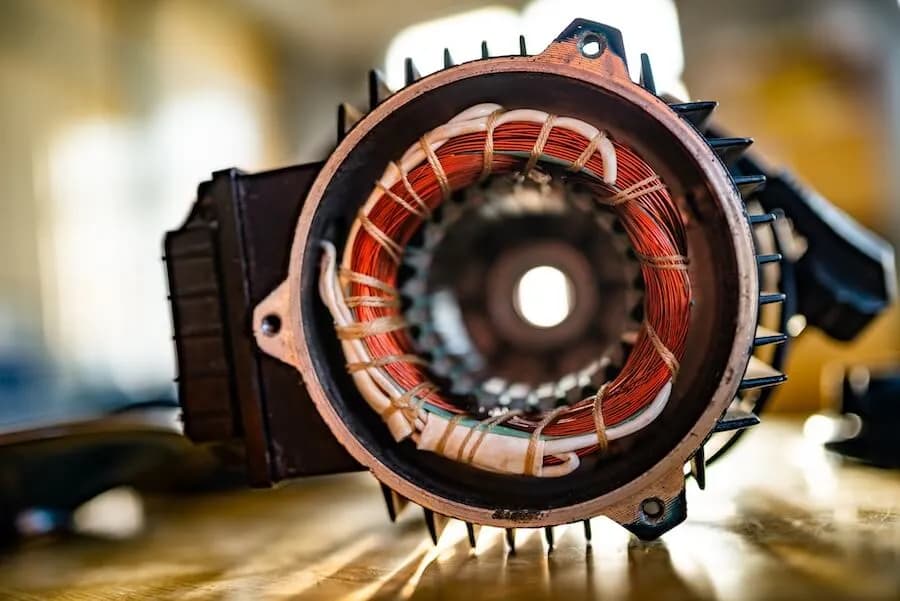Kto wynalazł silnik elektryczny? Poznaj kluczowe postacie i ich osiągnięcia