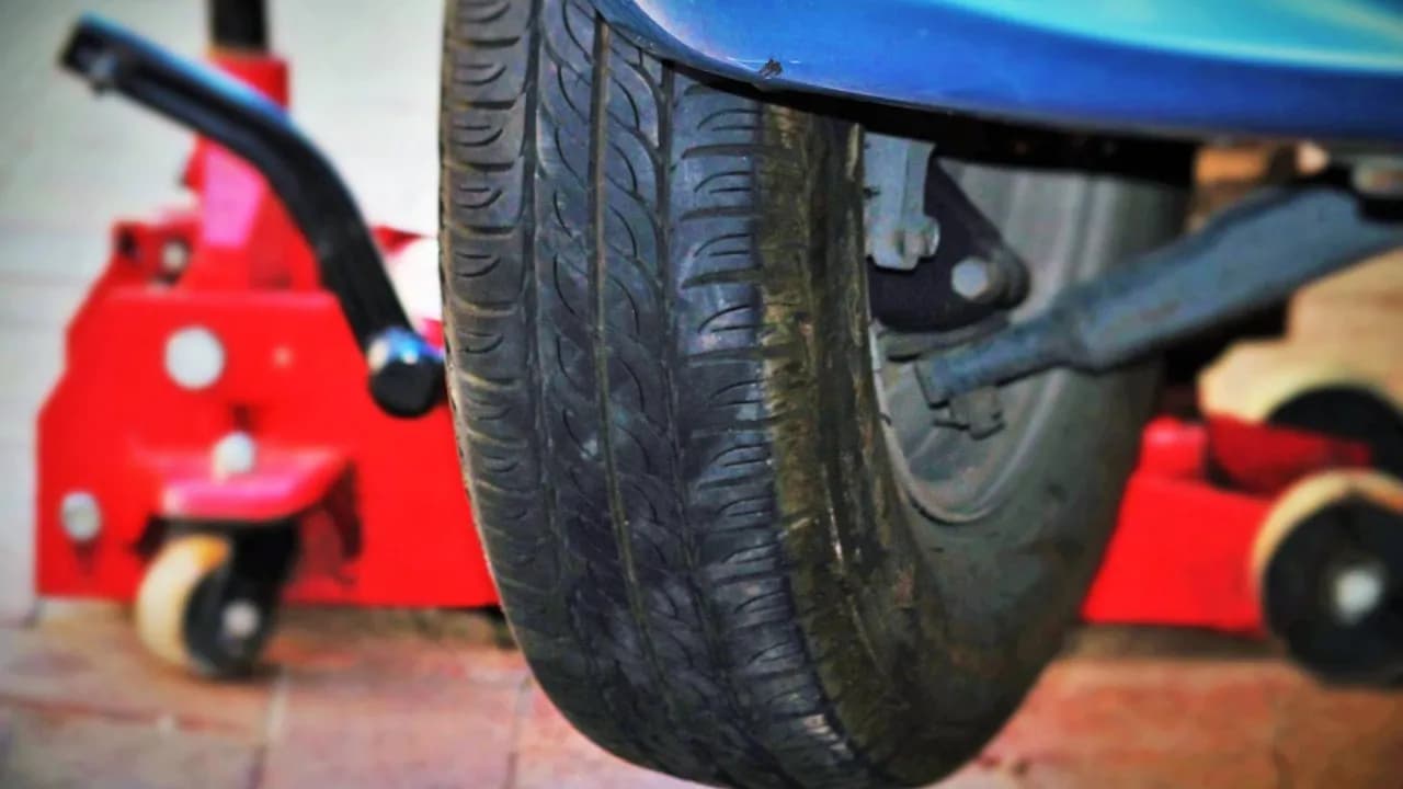 Gdzie podłożyć lewarek w Hyundai Tucson, aby uniknąć uszkodzeń?