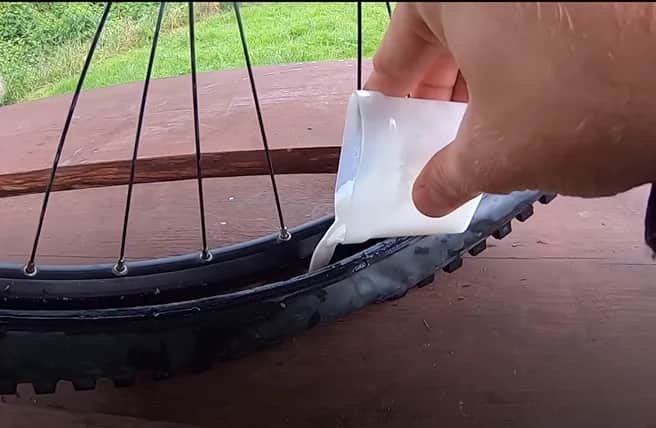 Ile mleka do opony szosowej? Sprawdź, by uniknąć przebicia opony