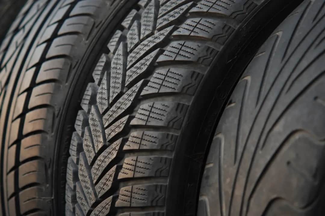Czym się różnią opony zimowe od letnich i dlaczego to ważne?