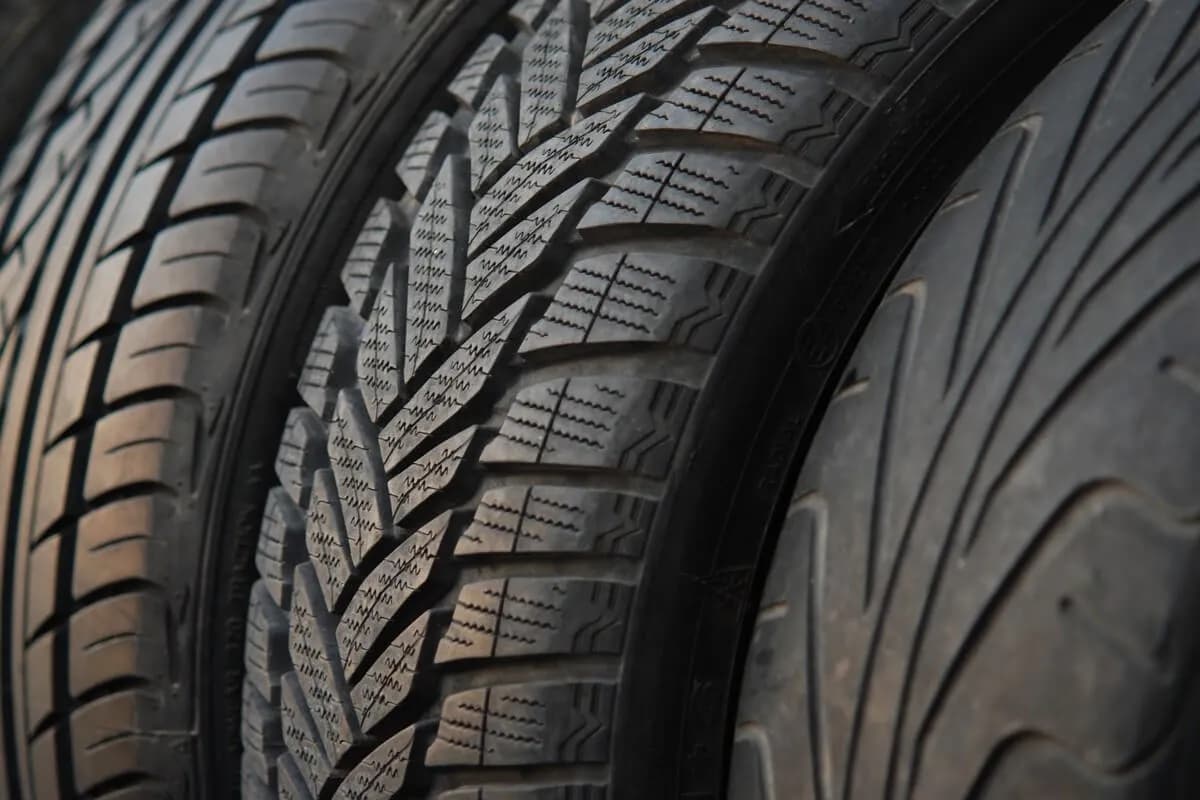 Czym się różnią opony zimowe od letnich i dlaczego to ważne?