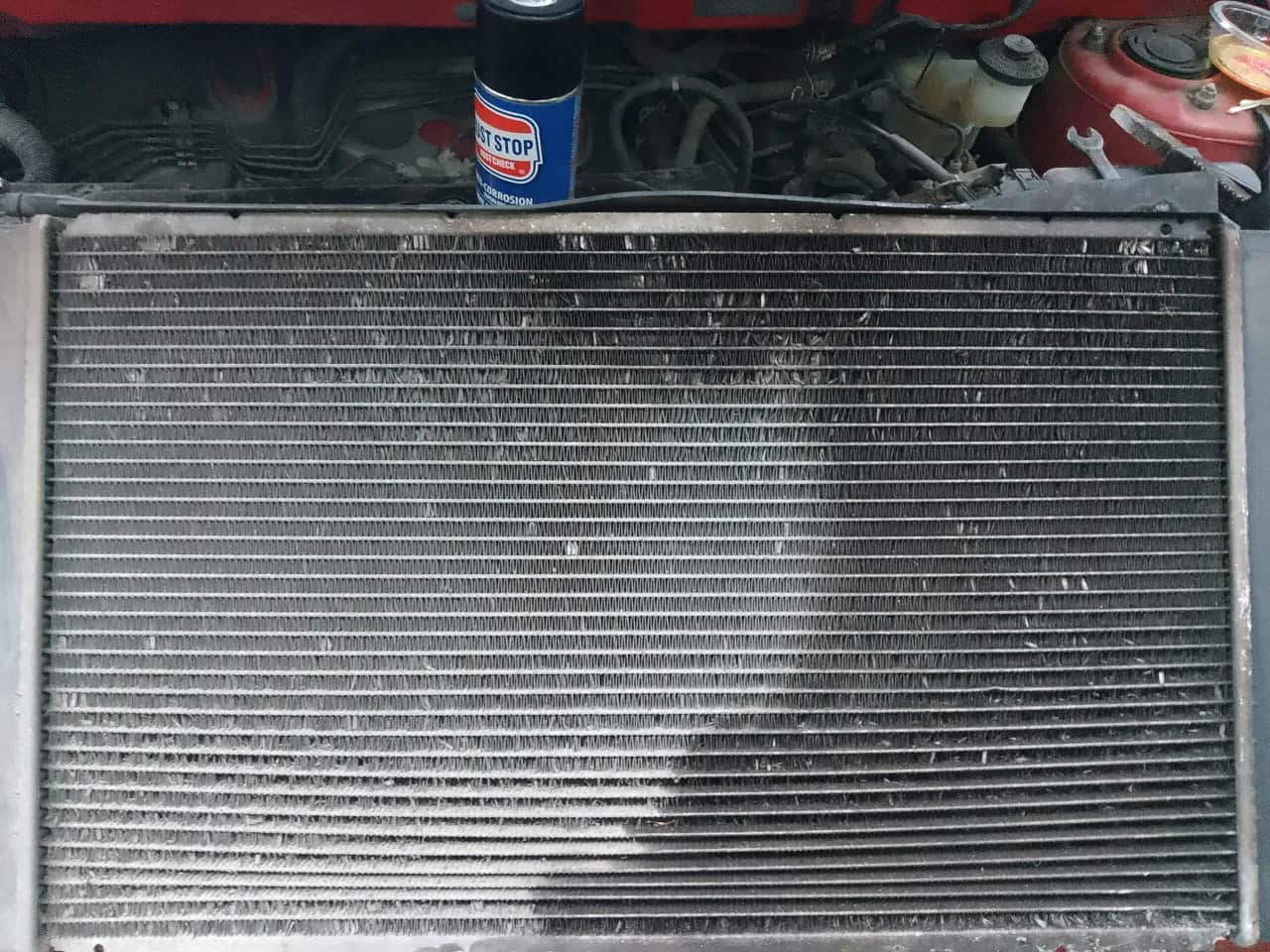 Cieknąca chłodnica: naprawa czy wymiana? Zobacz, co wybrać