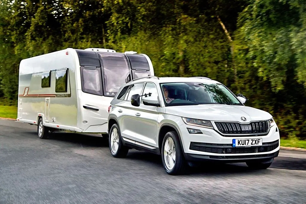 Jaką moc silnika do przyczepy kempingowej wybrać, aby nie żałować?